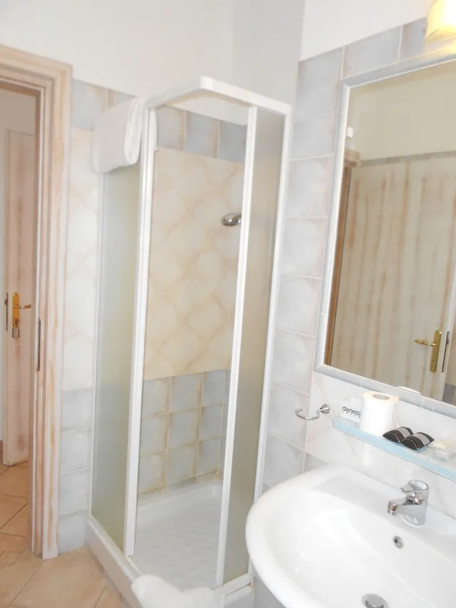 غرفة بسرير مزدوج وسريرين منفصلين، Hotel Tabby 1/1