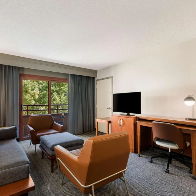 جناح بسريرين كوين بغرفة نوم واحدة مع أريكة، Sonesta Select San Jose Airport 3/5