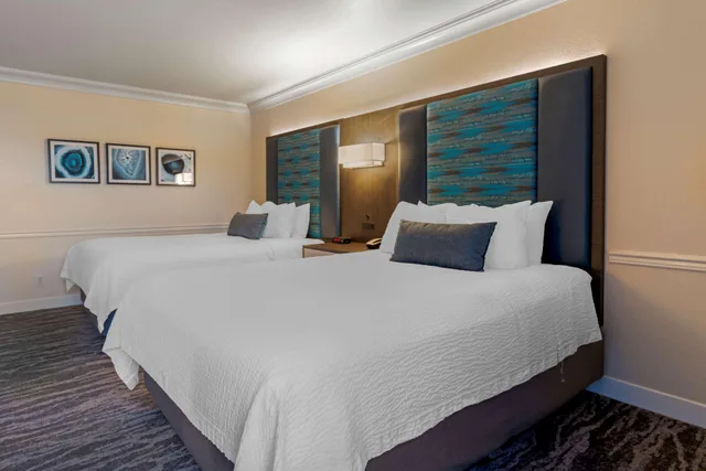غرفة متصلة بسريرين كوين بحوض استحمام لذوي الإعاقة، Best Western Plus Novato Oaks Inn 2/2