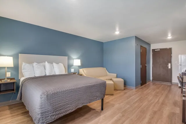 غرفة قياسية بسرير كوين مع أريكة، WoodSpring Suites Fort Mill 2/5