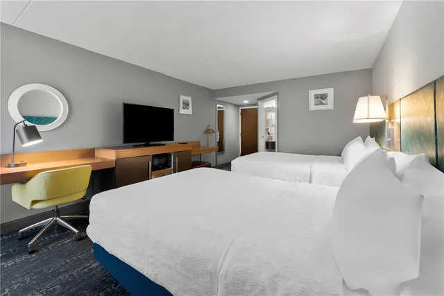 Room, 2 Queen Beds, Hampton Inn Suites Newtown 3/5