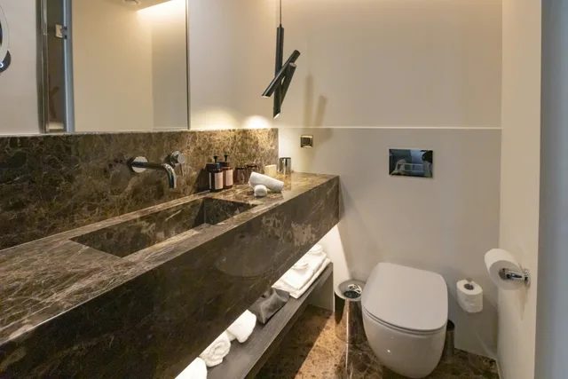 غرفة بسرير كينج، Adia Aluma Athens, Curio Collection by Hilton 9/11