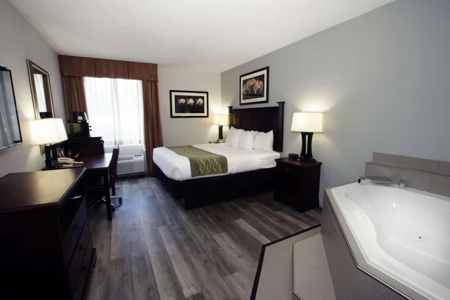 غرفة بسرير كينج بحوض جاكوزي، Best Western Paramus Hotel & Suites 5/9