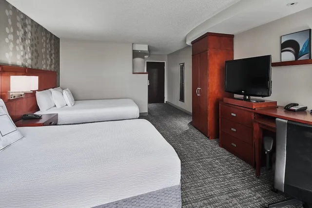 غرفة بسريرين كوين بإطلالة على النهر مع أريكة، Courtyard By Marriott Shreveport Bossier Louisiana Boardwalk 1/4