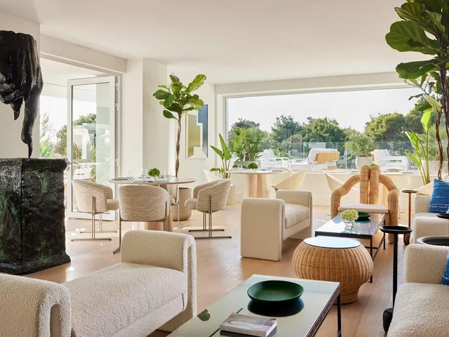 جناح ثلاثي، The Roc Club, A Hotel to Live 1/2