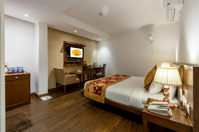 Deluxe, King Bed, Hotel Arch Plaza 9/10