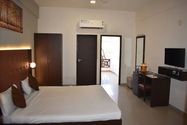 غرفة ديلوكس بسرير كينج بإطلالة على الحديقة، Goverdhan Greens Resort Dwarka 5/10