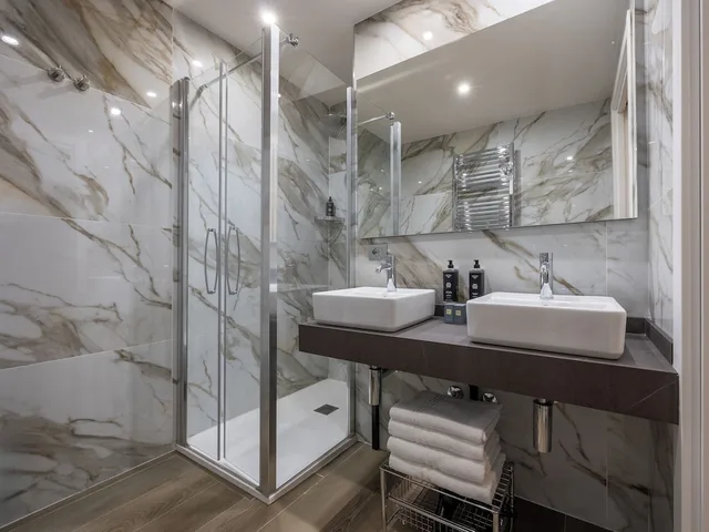 غرفة عائلية بسرير كوين وسرير فردي مع أريكة، iH Hotels Milano Centrale 8/9