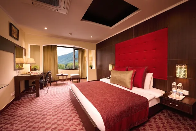 Canary, Superior, King Bed، Quality Inn River Country 2/4