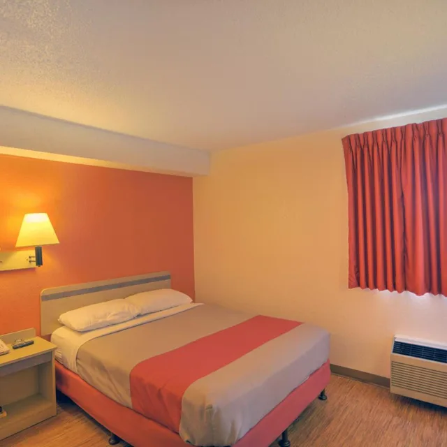 Room, Queen Bed, Accessible, Motel6 Council Bluffs, IA - Omaha East 3/10