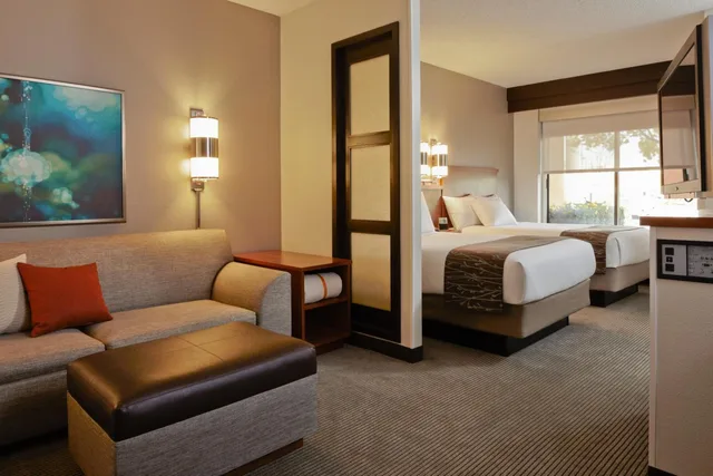 غرفة بسريرين كوين مع أريكة في طابق مرتفع، Hyatt Place Bayamon 4/7
