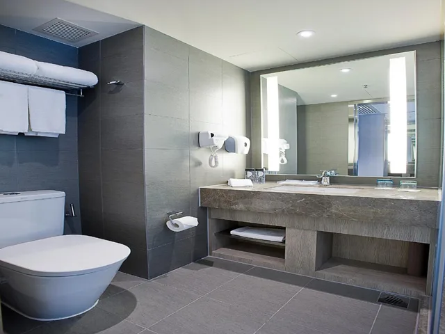 Standard, Queen Bed, Bath and Shower، Holiday Inn Express Hong Kong Mongkok 6/10