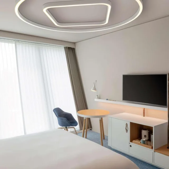 غرفة بسرير كينج في طابق مرتفع بإطلالة، Hyatt Place Zurich Airport The Circle 4/7