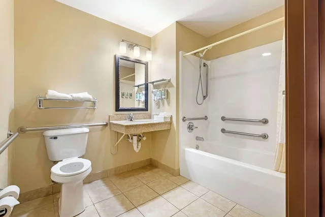 جناح بسرير كينج مع أريكة بحوض جاكوزي لذوي الإعاقة، Best Western Wittenberg Inn 4/4