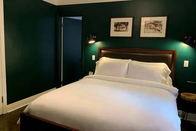 Deluxe, Queen Bed, Gite Du Survenant 1/3
