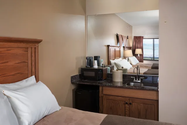 Guest Room, Standard, King Bed, Riverside, River View، Arrowwood Resort At Cedar Shore 3/6