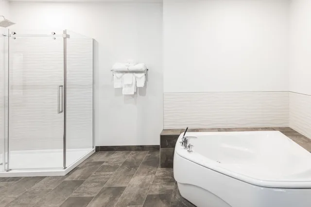 جناح بسرير كينج بجاكوزي، Ramada Revelstoke 7/8
