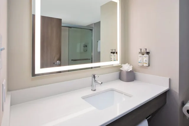جناح بسرير كينج، Holiday Inn Express Hotel & Suites I-26 & Us 29 At Westgate Mall 4/6