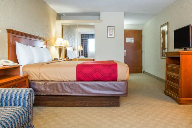 غرفة قياسية بسرير كينج، Econo Lodge Broken Arrow 2/10