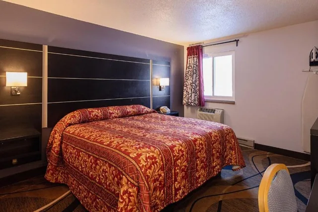 غرفة قياسية بسرير كينج، Coratel Inn & Suites by Jasper Hastings 6/10