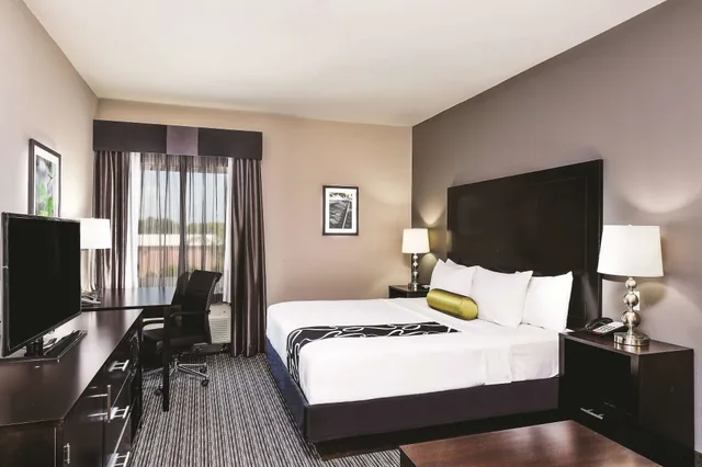 غرفة بسرير كينج لذوي الإعاقة، La Quinta Inn & Suites by Wyndham Rockport - Fulton 2/7