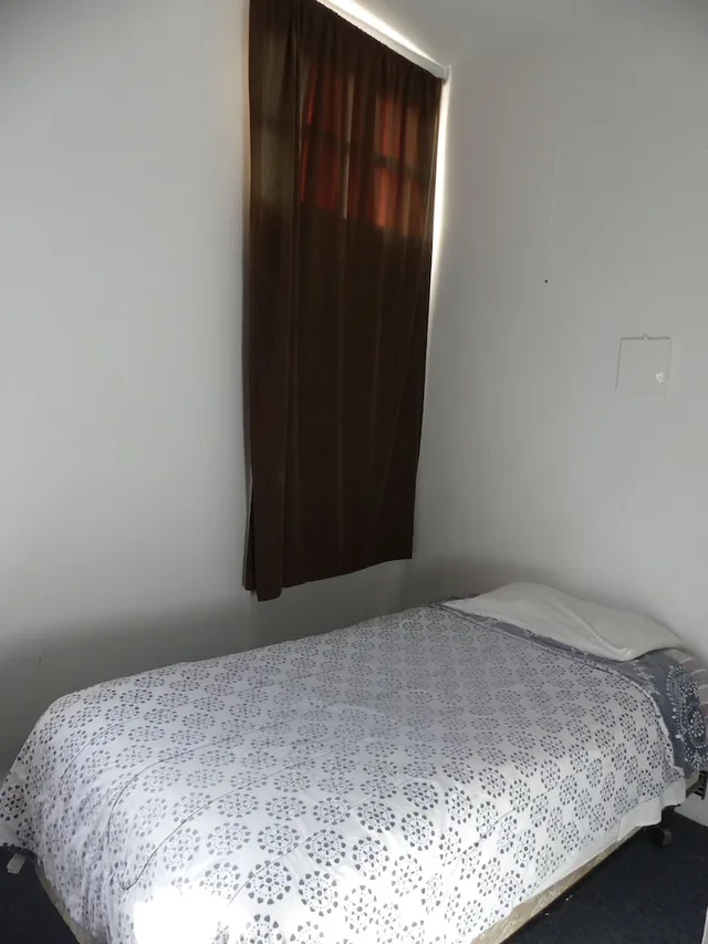 غرفة اقتصادية مفردة بسرير فردي بحمام خاص، Wilshire Orange Hotel 2/3
