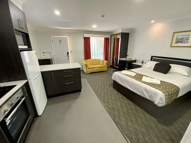 جناح تنفيذي بسرير كوين وسريرين منفصلين بمطبخ، Best Western Plus All Settlers Motor Inn 2/4