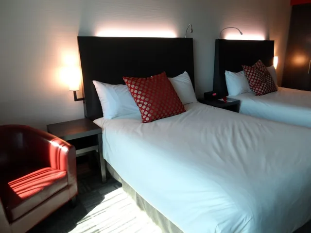 غرفة غراند كومفورت بسريرين كوين بإطلالة على البحيرة، Grand Times Hotel Sherbrooke 3/7