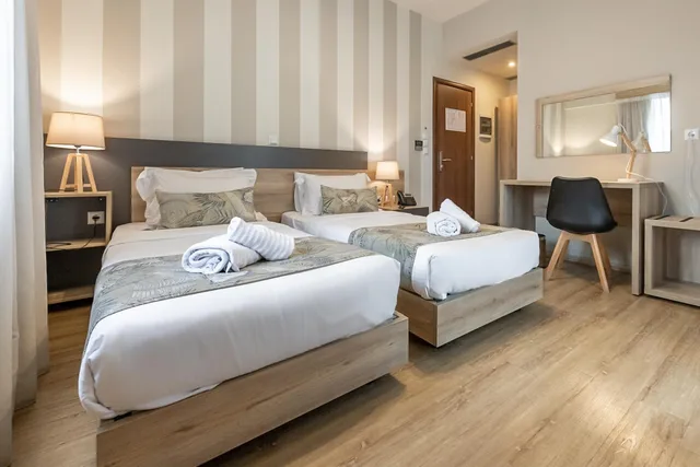 غرفة سوبيريور بسريرين منفصلين بشرفة، Hotel @ Syngrou Fix 1/7