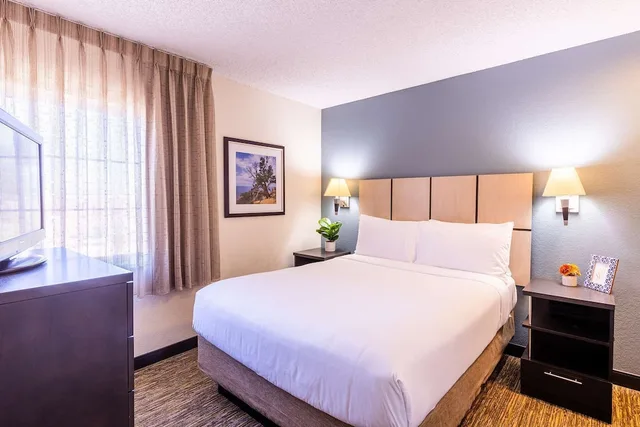 جناح استوديو بسرير كوين لذوي الإعاقة، Sonesta Simply Suites Lansing 1/2