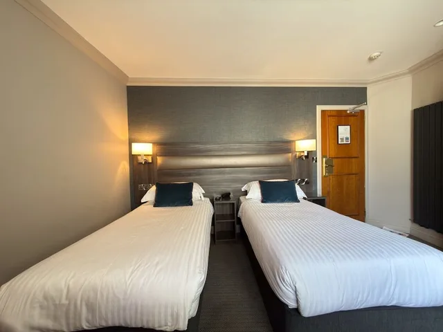 غرفة قياسية بسرير كينج، Angus Hotel 2/4