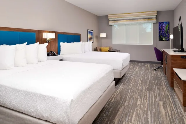 جناح بسريرين كوين مع أريكة بمطبخ صغير، Hampton Inn & Suites Boise/Spectrum 1/5