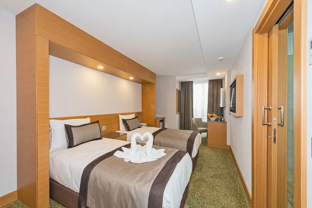 غرفة عائلية بسرير مزدوج وسرير فردي، Bisetun Hotel 1/3
