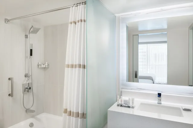 Room, 2 Double Beds, Ocean Front, Balcony، Waikiki Beach Marriott Resort and Spa 5/8