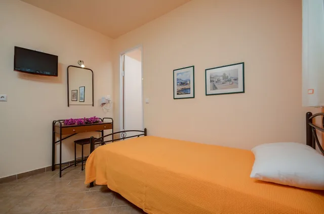 Semi Basement, Apartment, 1 Double and 1 Single Bed، Hotel Francesca 3/4