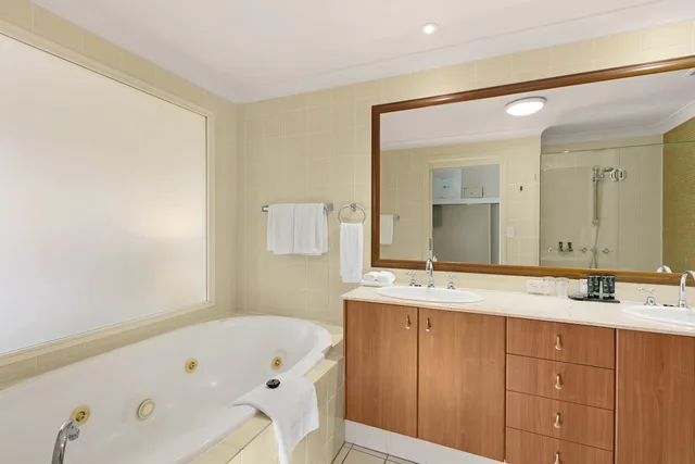 2 Bedrooms, Apartment, 2 King Beds, Esplanade View, Dual Key, Mantra Esplanade Cairns 6/6