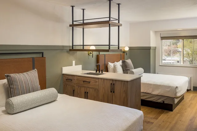 جناح جونيور بسريرين كوين، RIVER CANYON LODGE 6/8