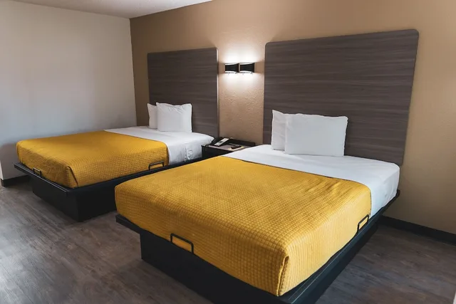 غرفة قياسية بسريرين كوين للمدخنين، Express Inn Suites 1/3