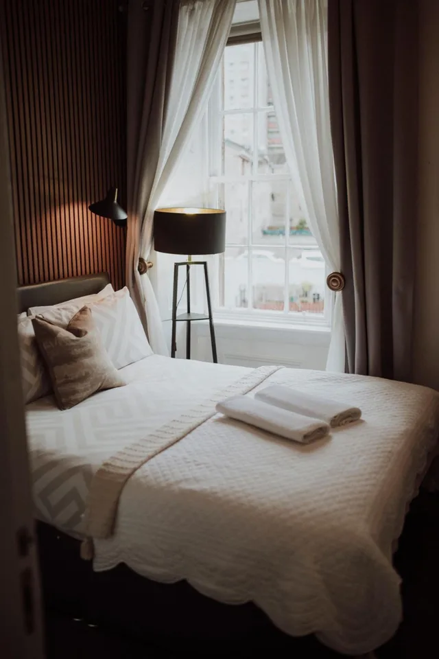 غرفة بسرير مزدوج بحمام خاص، 16 PILRIG GUEST HOUSE 1/1