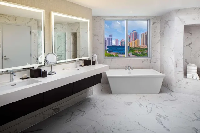 جناح رئاسي بسرير كينج مع أريكة لذوي الإعاقة، Hilton Aventura Miami 2/2