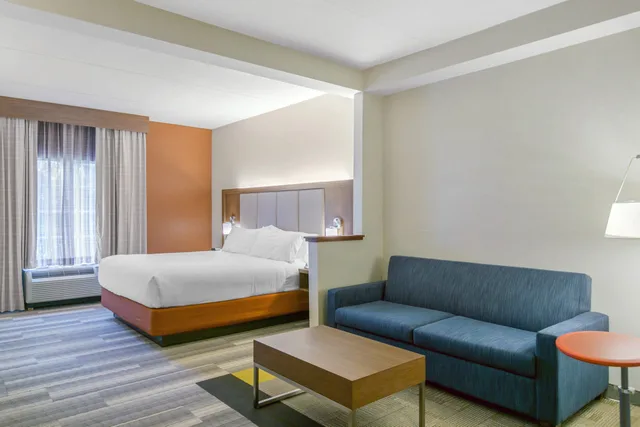 Suite, King Bed, Hot Tub, Holiday Inn Express Hotel Stes Mt Arlington Rockaway Area 6/9