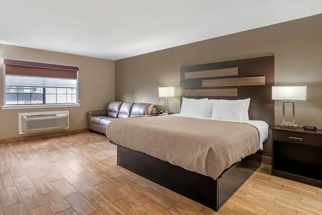 Suite, King Bed, Accessible, Quality Inn & Suites New Boston - Texarkana West 1/3