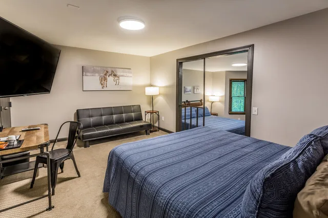 غرفة سيغنتشر بسرير كينج وسريرين منفصلين بشرفة، Forrest Hills Mountain Resort 2/4