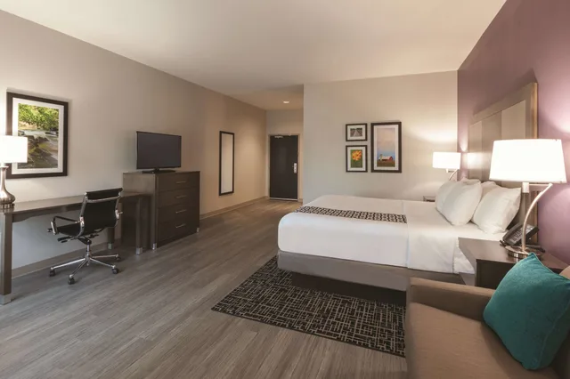 غرفة ديلوكس بسرير كينج مع أريكة، La Quinta Inn & Suites By Wyndham Terre Haute 2/6
