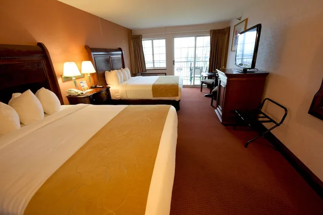 غرفة ديلوكس بسريرين كوين بإطلالة على البحيرة، Crown Choice Inn Suites Lakeview Waterpark 4/7