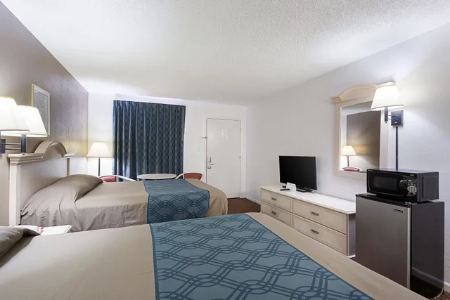 Standard, 2 Queen Beds, Smoking, Rodeway Inn Lake City I-75 3/6