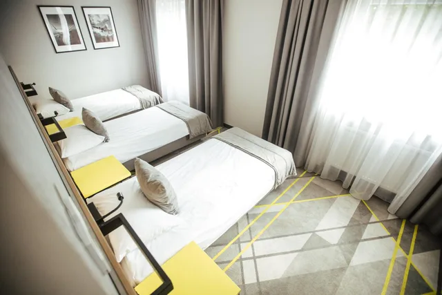 غرفة ثلاثية، AIR HOTEL 4/10