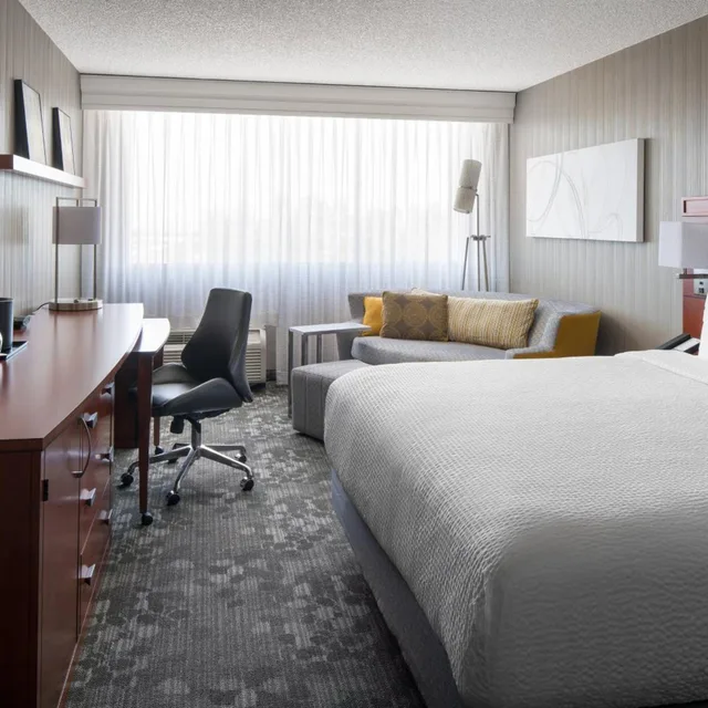 Renovated, King Bed, Sofa, Accessible، Courtyard By Marriott Richmond Berkeley 1/3