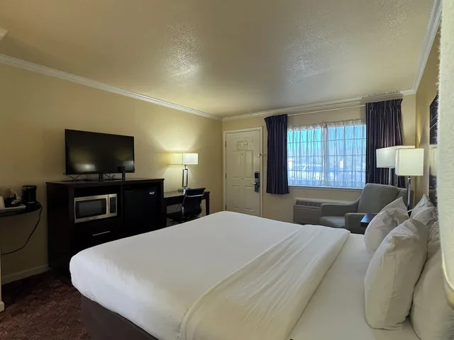 غرفة بسرير كينج لذوي الإعاقة، Quality Inn Ukiah, CA 2/10
