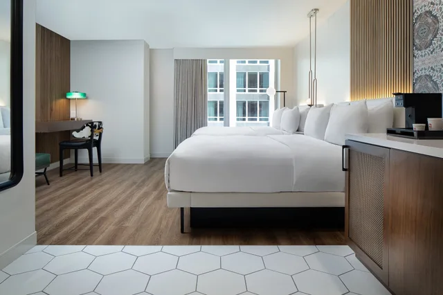 غرفة بسريرين كوين بإطلالة على الفناء، Le Meridien Fort Worth Downtown 1/3